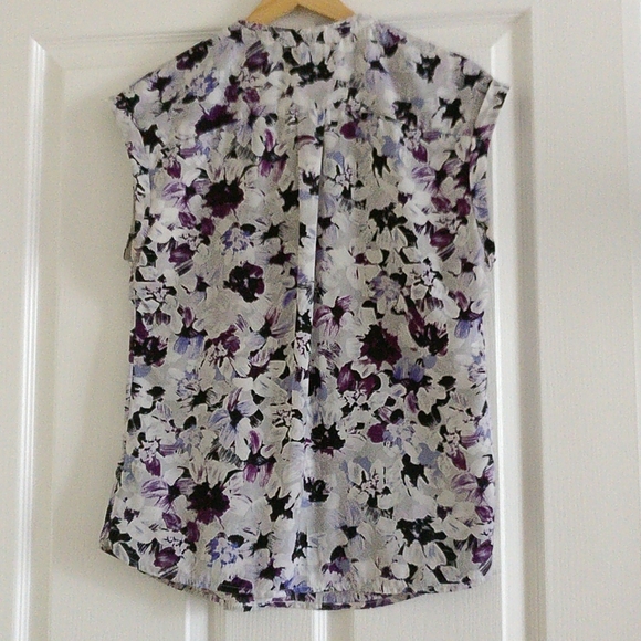 Dynamite purple floral sleeveless top 💜 - Picture 6 of 9